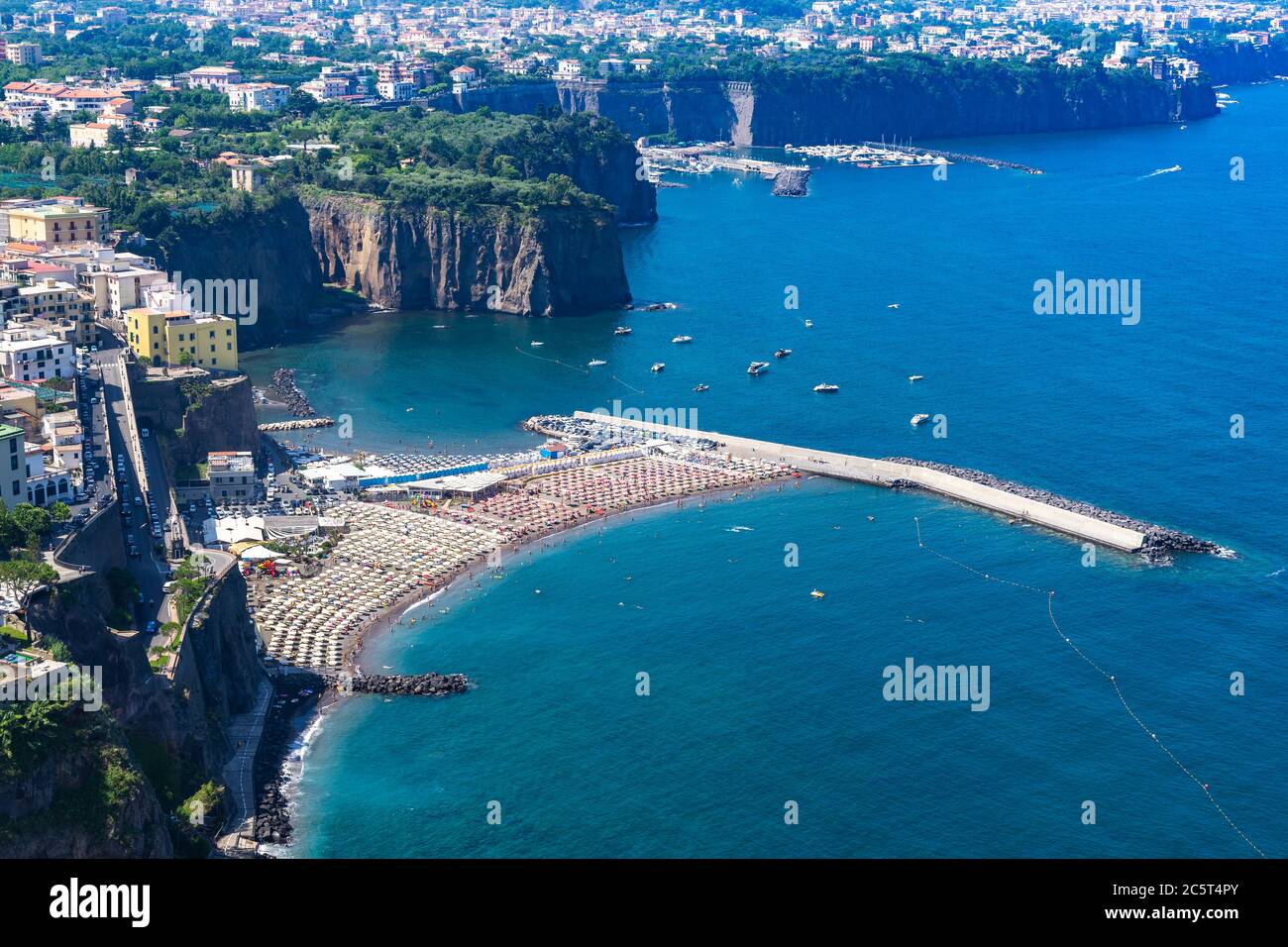 Vista aerea della bellissima spiaggia di Meta di Sorrento in una giornata estiva, Campania, Italia Foto Stock