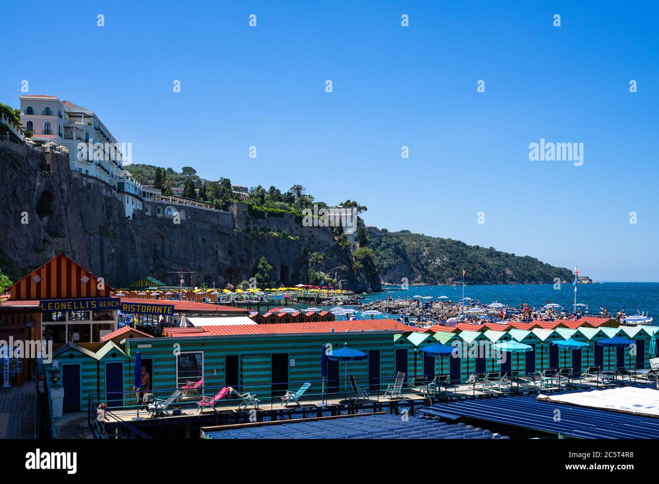 Sorrento, Campania, Italia, Giugno 2020 – bagni colorati presso lo stabilimento balneare di Leonelli a Sorrento Foto Stock