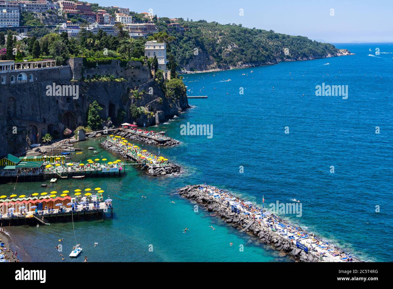 Vista panoramica da Sorrento Villa Comunale con vista sulla spiaggia e sul Mar Mediterraneo, Campania, Italia Foto Stock