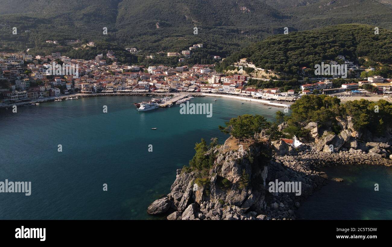 Paesaggio aereo di Parga Città tradizionale e destinazione turistica in PREVEZA Grecia EPIRUS Foto Stock