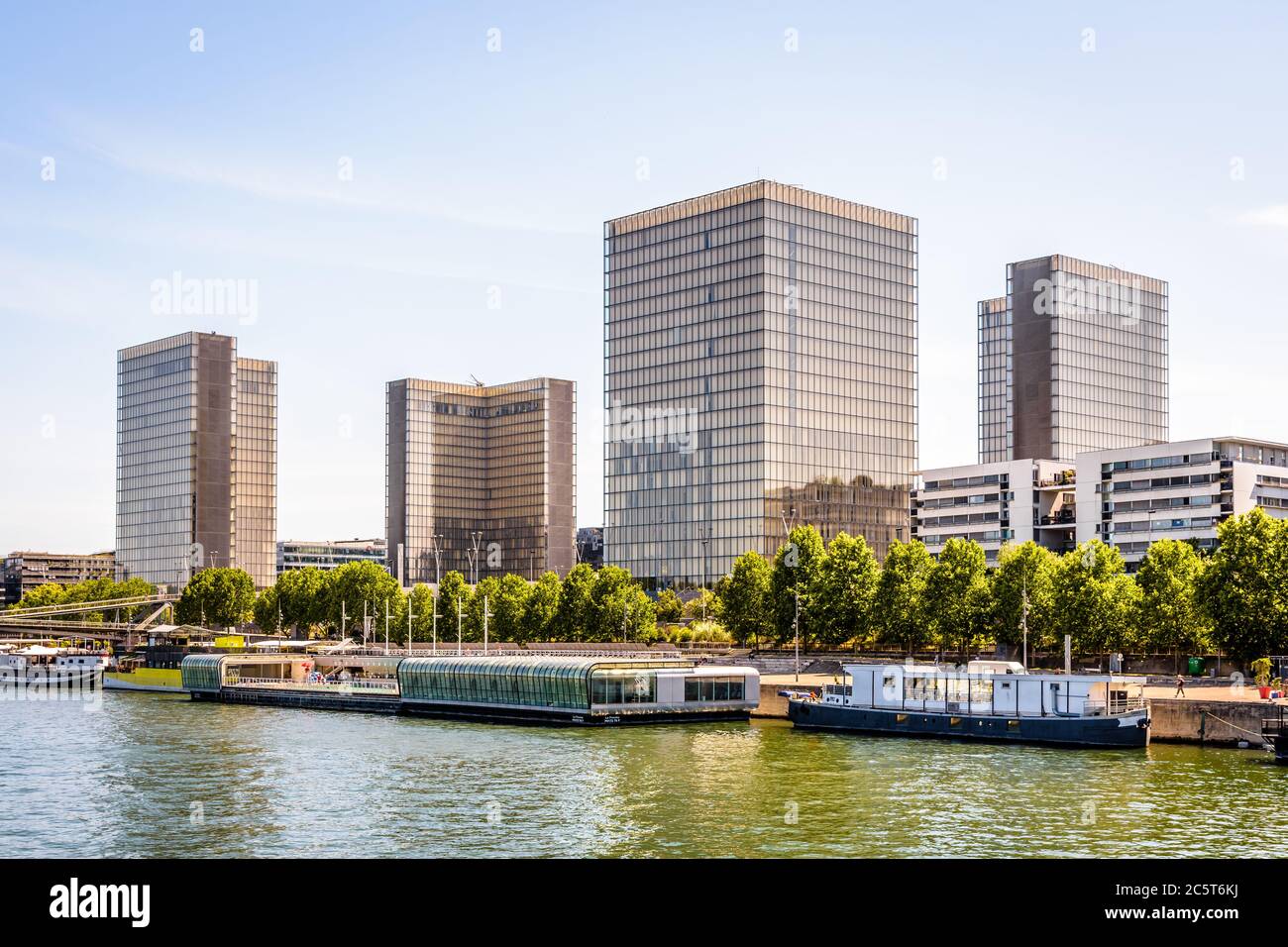 La biblioteca nazionale Francois Mitterrand sulle rive della Senna a Parigi, Francia, e la piscina galleggiante Josephine Baker in primo piano. Foto Stock