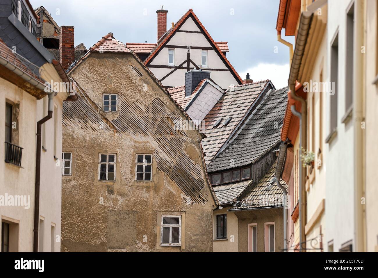 Leisnig, Germania. 29 Giugno 2020. Vista della città alta densamente costruita. Come molte altre cittadine con radici medievali, Leisnig ha un alto grado di sovracostruzione. Adattare il centro storico densamente costruito alle esigenze della vita moderna è una grande sfida. Un tentativo potrebbe essere quello di affinare parzialmente i cortili stretti e di convertirli in spazi verdi o giardini semipubblini. Credit: Jan Woitas/dpa-Zentralbild/ZB/dpa/Alamy Live News Foto Stock