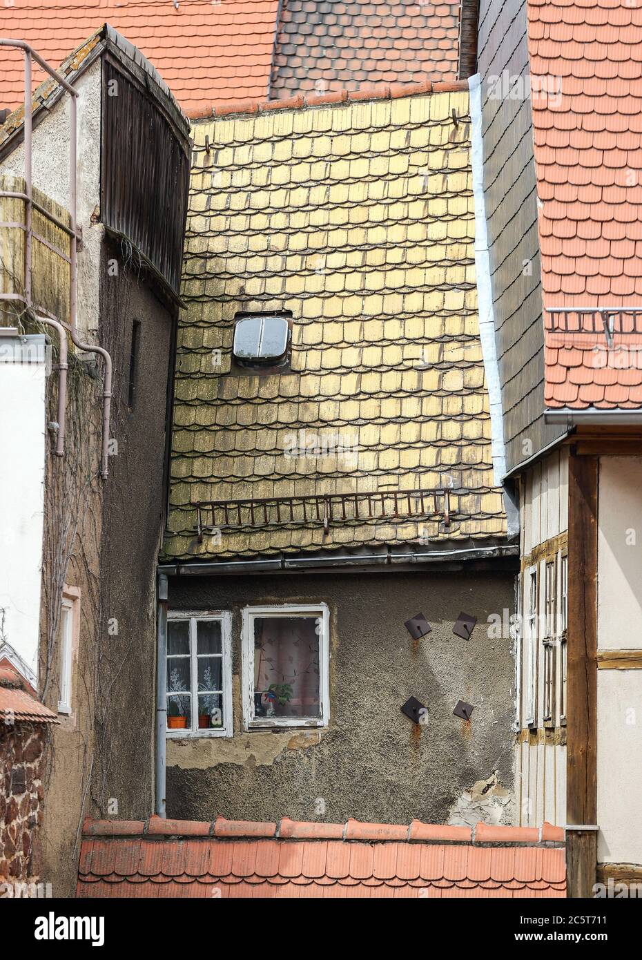 Leisnig, Germania. 29 Giugno 2020. Vista in un cortile densamente costruito. Come molte altre cittadine con radici medievali, Leisnig ha un alto grado di sovracostruzione. Adattare il centro storico densamente costruito alle esigenze della vita moderna è una grande sfida. Un tentativo potrebbe essere quello di affinare parzialmente i cortili stretti e di convertirli in spazi verdi o giardini semipubblini. Credit: Jan Woitas/dpa-Zentralbild/ZB/dpa/Alamy Live News Foto Stock