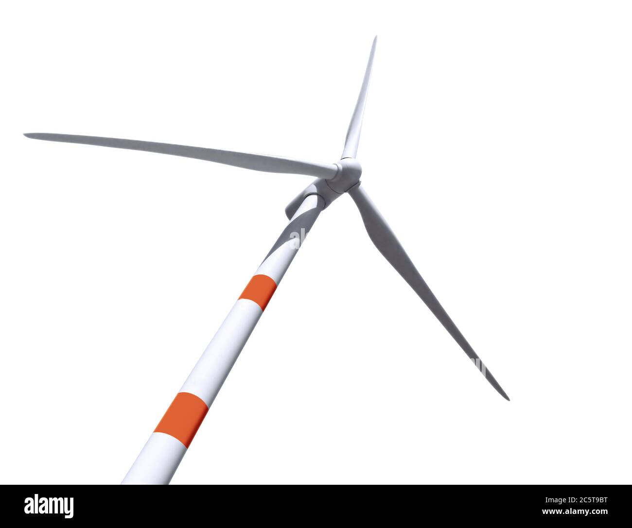 Turbina eolica che genera elettricità su sfondo bianco. Tracciato di ritaglio. Foto Stock