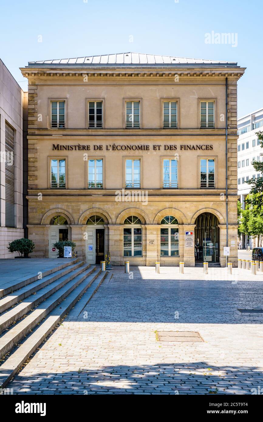 Vista frontale dell'edificio della reception del Ministero dell'Economia e delle Finanze nel quartiere di Bercy a Parigi, Francia. Foto Stock