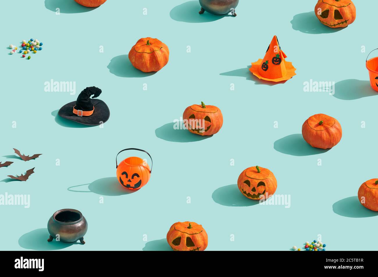 Sfondo arancione con raccolta di oggetti di Halloween vista aerea Foto  stock - Alamy