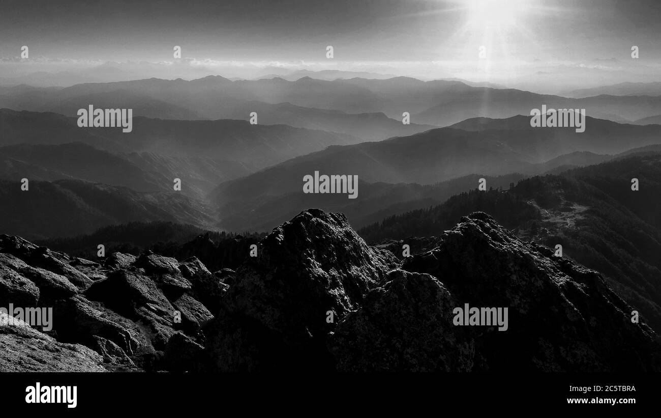 Bianco e nero scena paesaggistica con strati di vette di montagna Foto Stock