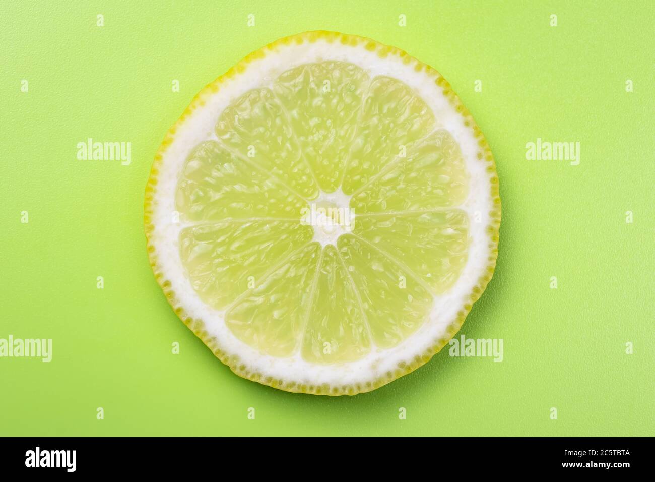 Sfondi di agrumi, limone fetta, lime. Estate carta da parati brillante. Colore verde e giallo Foto Stock