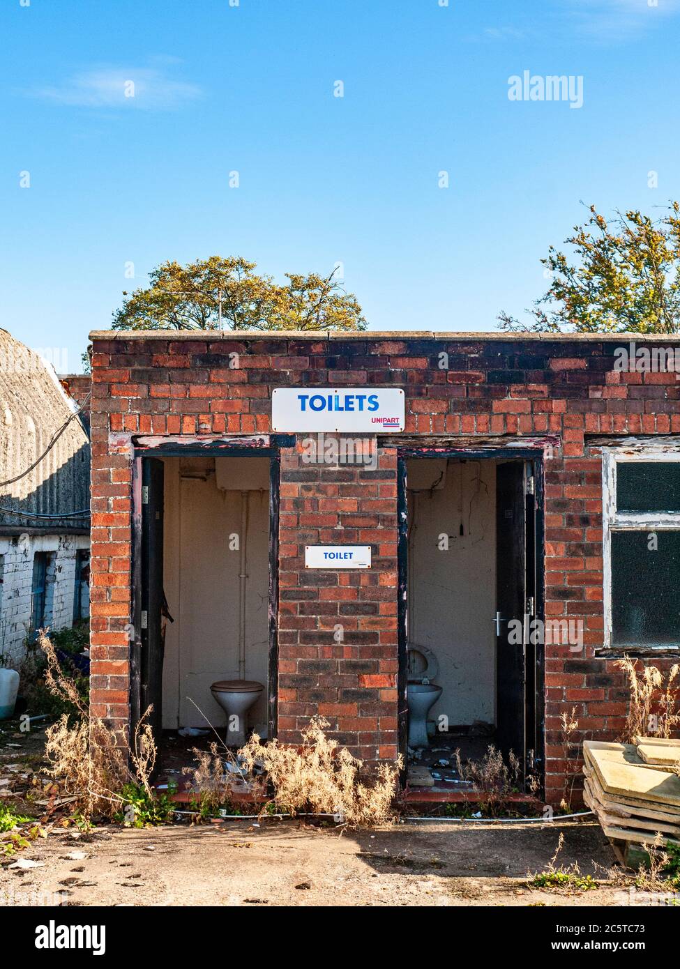 Parzialmente demolito fuori toilette di distributore di benzina chiuso UK Foto Stock