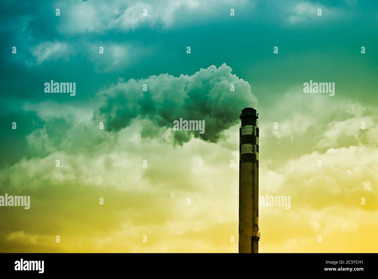 camino con fumo da un impianto industriale, cambiamento climatico indotto da attività umana e riscaldamento globale concetto Foto Stock