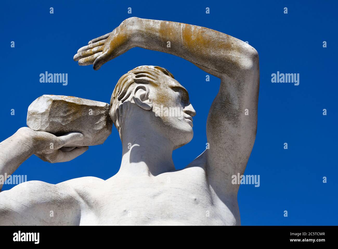 Atleta statua in marmo ritratto contro cielo blu - luce solare Foto Stock