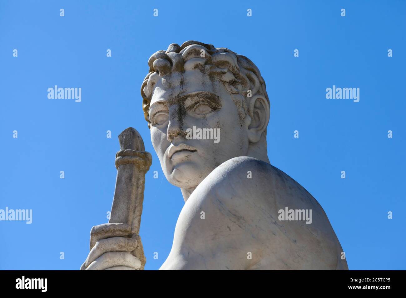 Atleta statua in marmo ritratto contro cielo blu - luce solare Foto Stock
