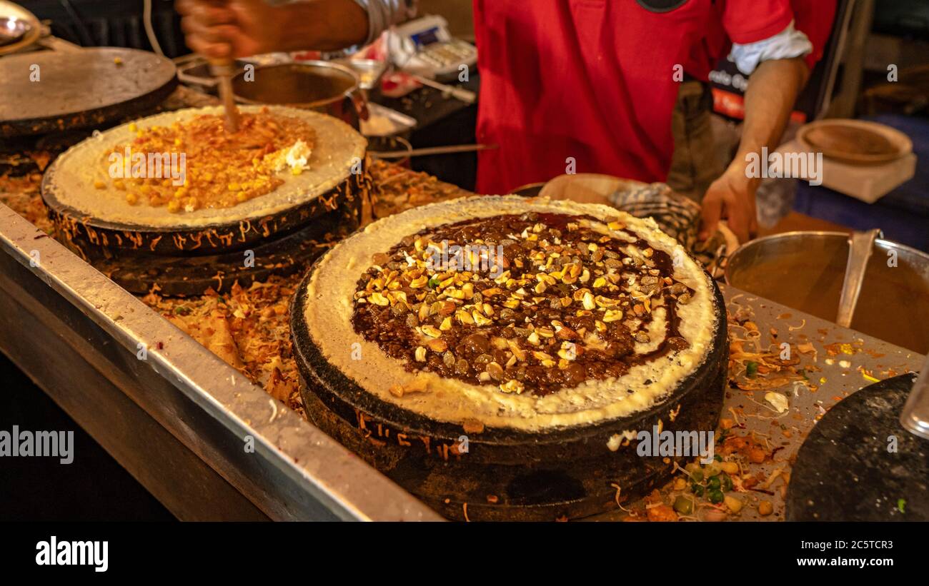 Varietà di salsa cotte in un bancone ad un festival alimentare Foto Stock