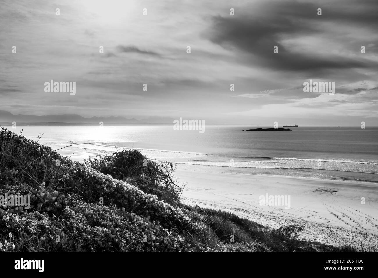 Vista di un bellissimo mare nebby da un punto di vista su una spiaggia a Mossel Bay, Mossel Bay, Sudafrica Foto Stock