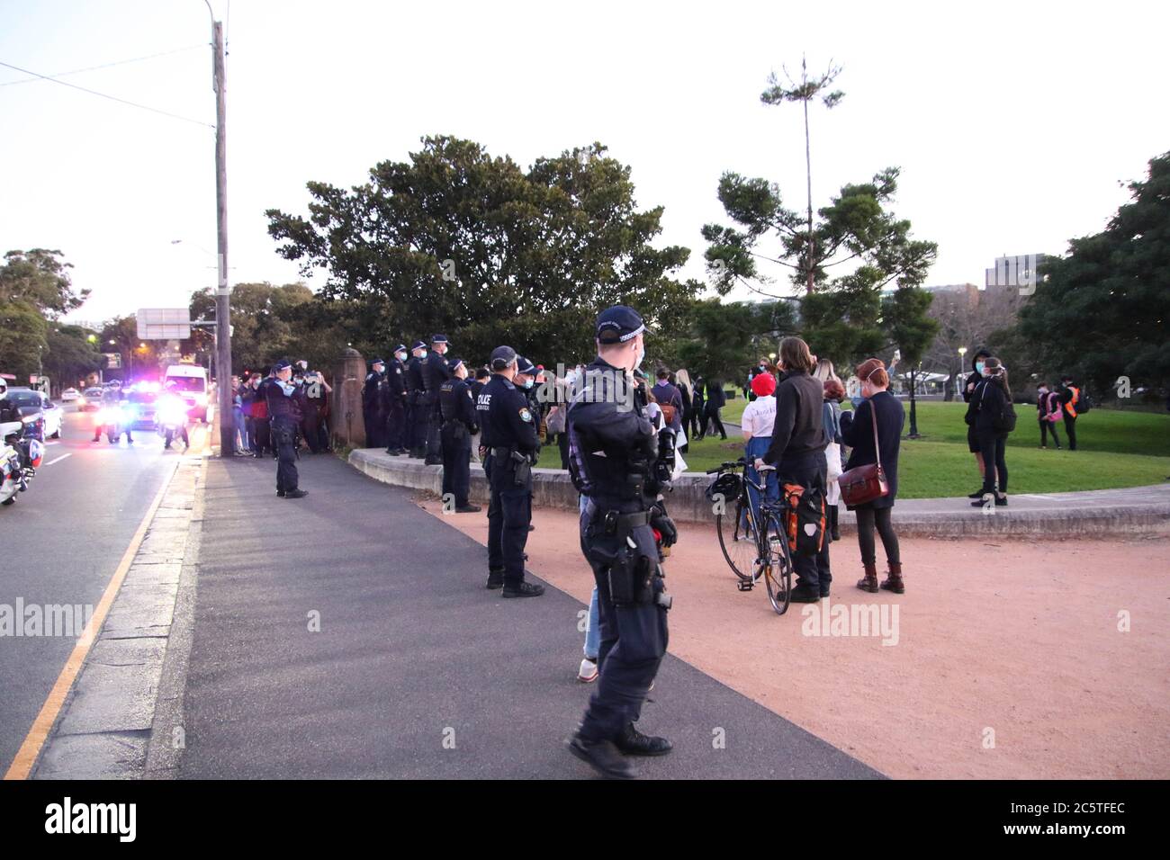 Sydney, Australia. 5 luglio 2020. Un gruppo di manifestanti della materia nera della vita ha marciato lungo George Street a Victoria Park, Camperdown. La polizia ha ottenuto un dispositivo dall'aspetto insolito. Nella foto: City Road, vicino a Victoria Park, Camperdown. Credit: Carota/Alamy Live News Foto Stock