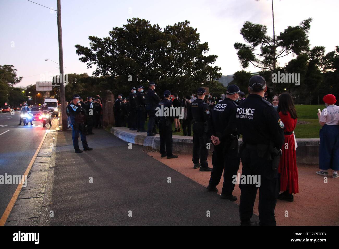 Sydney, Australia. 5 luglio 2020. Un gruppo di manifestanti della materia nera della vita ha marciato lungo George Street a Victoria Park, Camperdown. La polizia ha ottenuto un dispositivo dall'aspetto insolito. Nella foto: City Road, vicino a Victoria Park, Camperdown. Credit: Carota/Alamy Live News Foto Stock