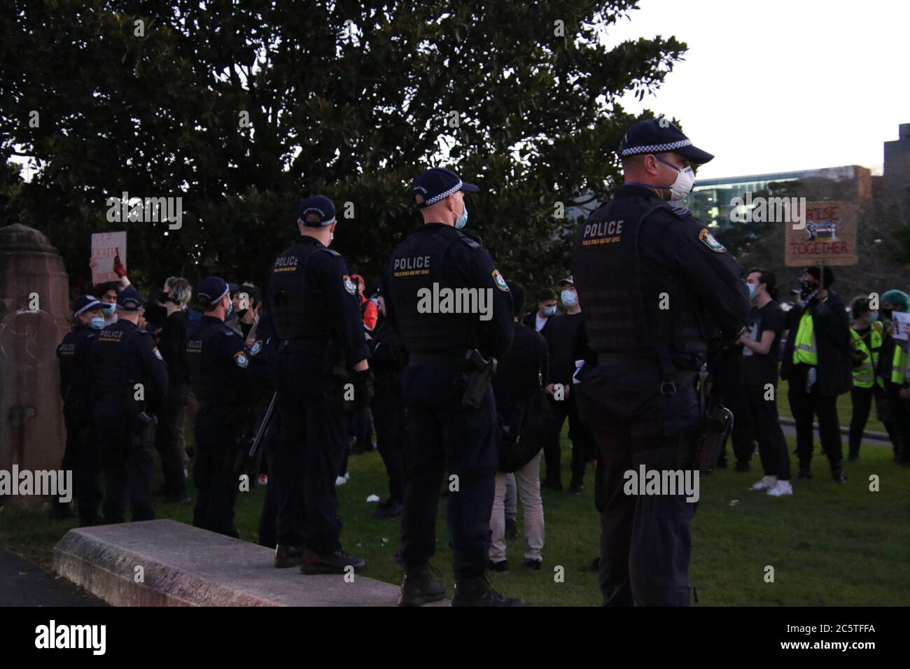 Sydney, Australia. 5 luglio 2020. Un gruppo di manifestanti della materia nera della vita ha marciato lungo George Street a Victoria Park, Camperdown. La polizia ha ottenuto un dispositivo dall'aspetto insolito. Nella foto: City Road, vicino a Victoria Park, Camperdown. Credit: Carota/Alamy Live News Foto Stock