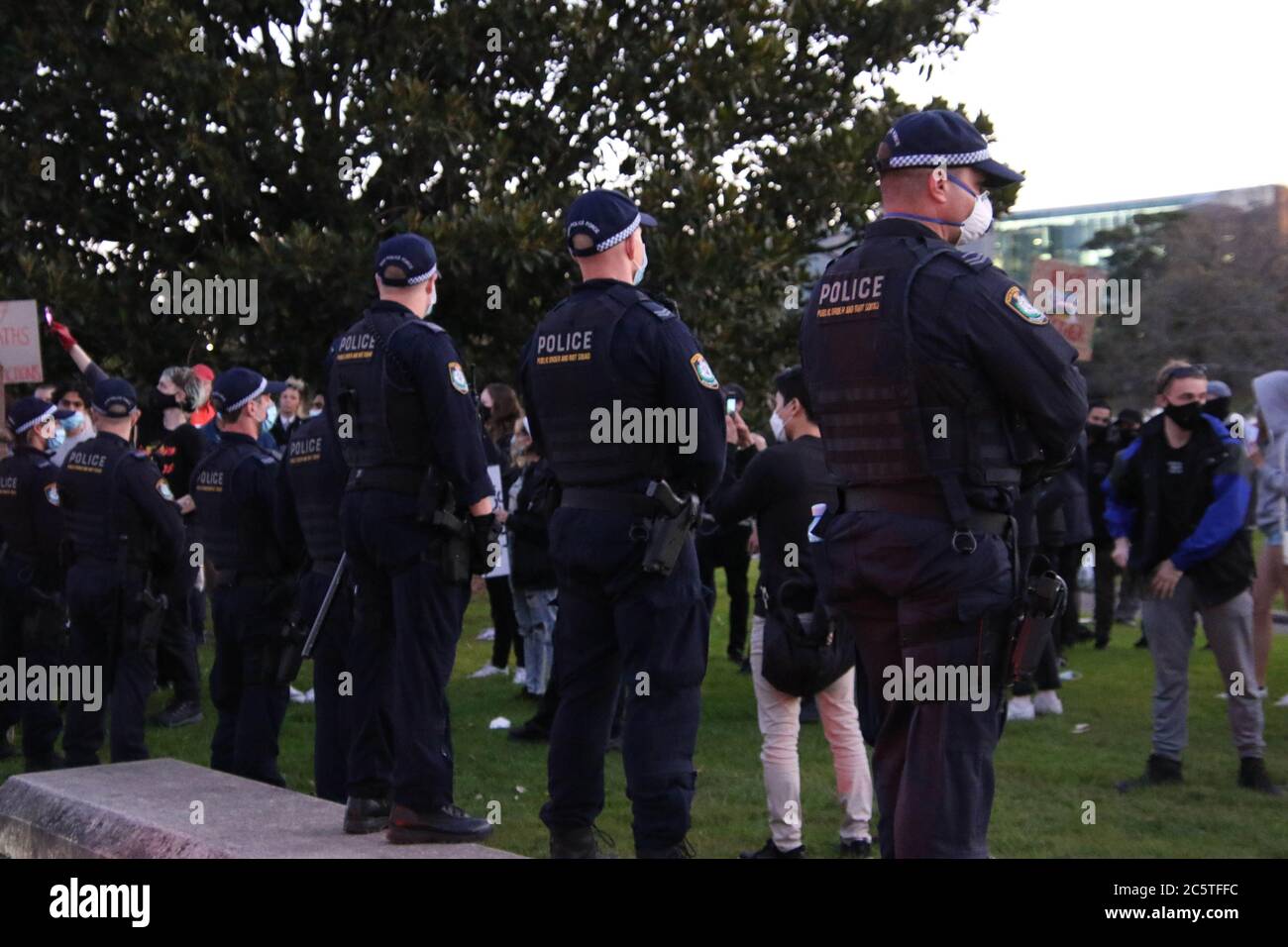 Sydney, Australia. 5 luglio 2020. Un gruppo di manifestanti della materia nera della vita ha marciato lungo George Street a Victoria Park, Camperdown. La polizia ha ottenuto un dispositivo dall'aspetto insolito. Nella foto: City Road, vicino a Victoria Park, Camperdown. Credit: Carota/Alamy Live News Foto Stock