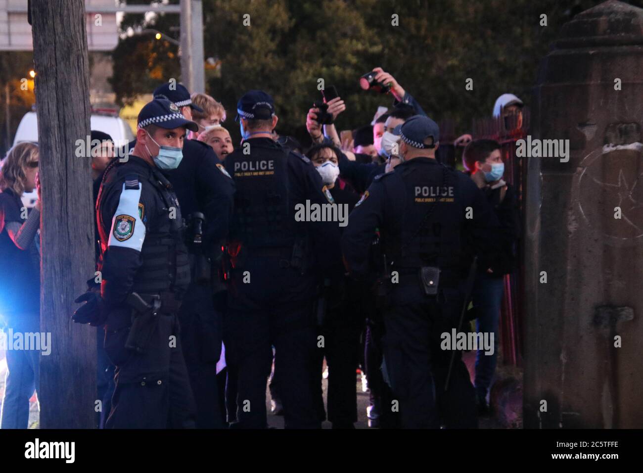 Sydney, Australia. 5 luglio 2020. Un gruppo di manifestanti della materia nera della vita ha marciato lungo George Street a Victoria Park, Camperdown. La polizia ha ottenuto un dispositivo dall'aspetto insolito. Nella foto: City Road, vicino a Victoria Park, Camperdown. Credit: Carota/Alamy Live News Foto Stock