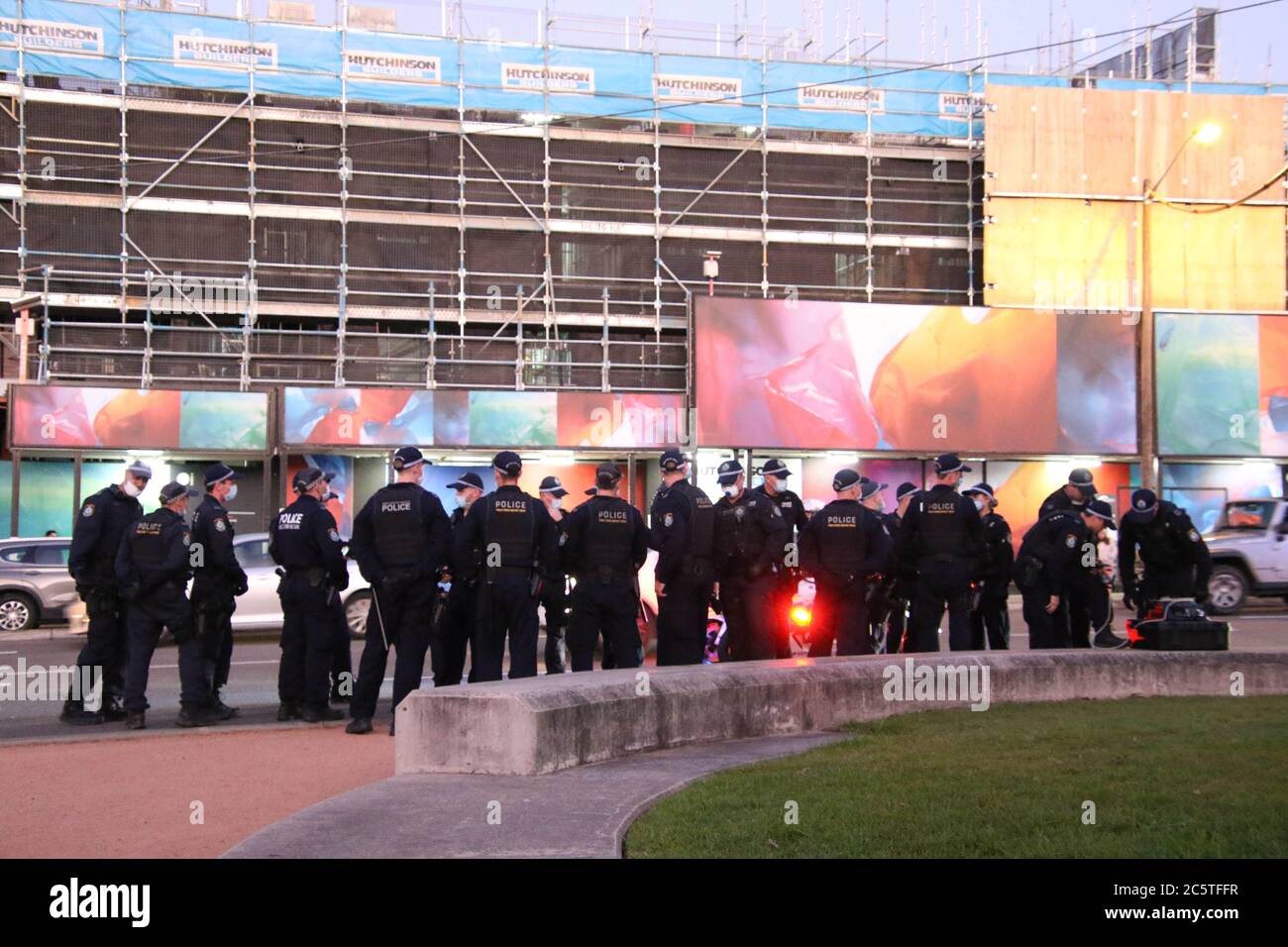 Sydney, Australia. 5 luglio 2020. Un gruppo di manifestanti della materia nera della vita ha marciato lungo George Street a Victoria Park, Camperdown. La polizia ha ottenuto un dispositivo dall'aspetto insolito. Nella foto: City Road, vicino a Victoria Park, Camperdown. Credit: Carota/Alamy Live News Foto Stock