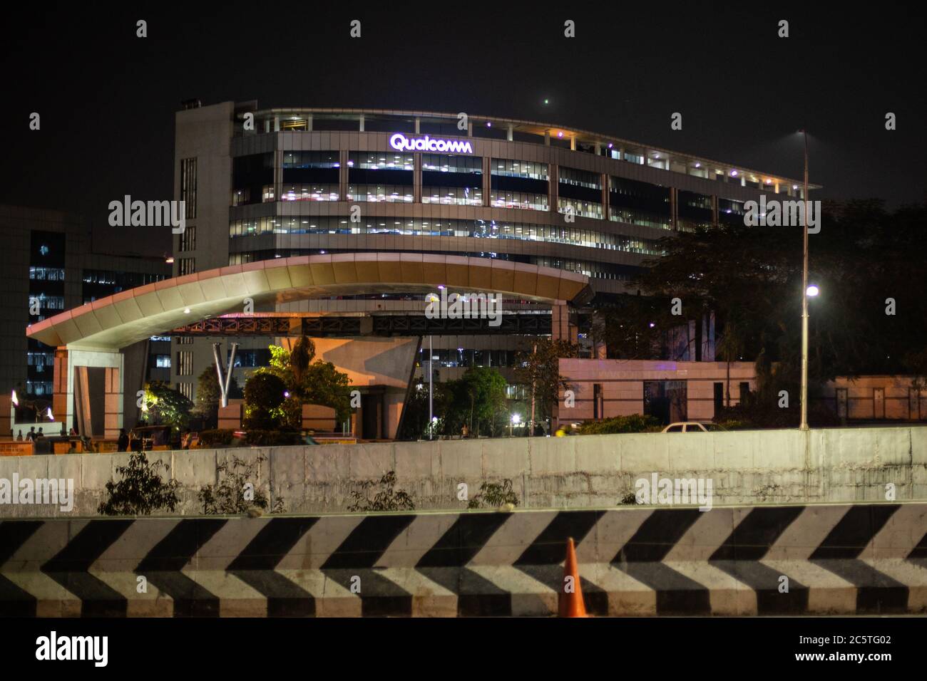 Qualcomm costruzione di notte a Hyderabad, India. Feb 2020 Foto Stock