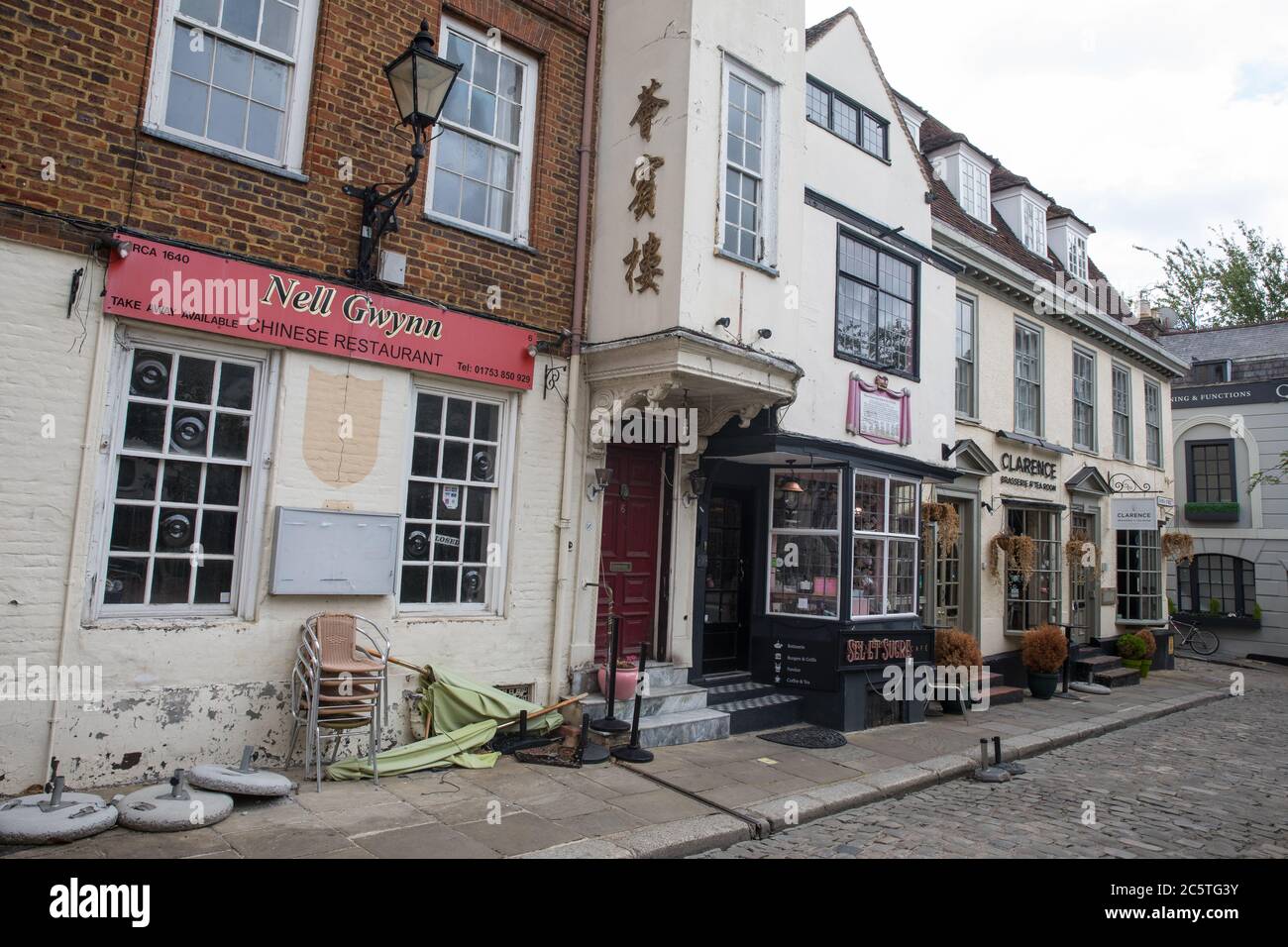 Londra, Regno Unito. 1 luglio 2020. La strada acciottolata della Chiesa vicino al Castello di Windsor continua ad essere vuota di residenti locali e turisti nonostante l'eliminazione di molte restrizioni di blocco del coronavirus. Alcune ulteriori restrizioni saranno rimosse con effetto dal 4 luglio, quando pub e ristoranti saranno riaperti. Credit: Mark Kerrison/Alamy Live News Foto Stock