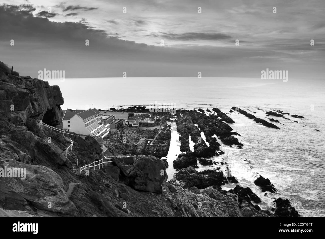 Vista di un bellissimo mare nebby da un punto di vista su una spiaggia a Mossel Bay, Mossel Bay, Sudafrica Foto Stock