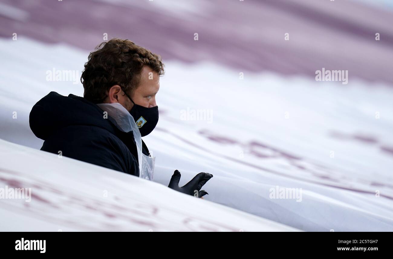 Un membro del personale di terra indossa i DPI durante la partita della Premier League a Turf Moor, Burnley. Foto Stock