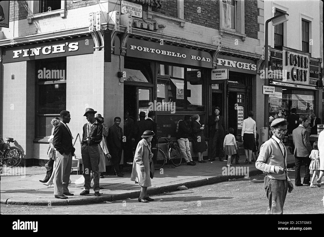 Londra, Portobello Road 1960 Busy Street scena fuori Finch's pub Foto Stock