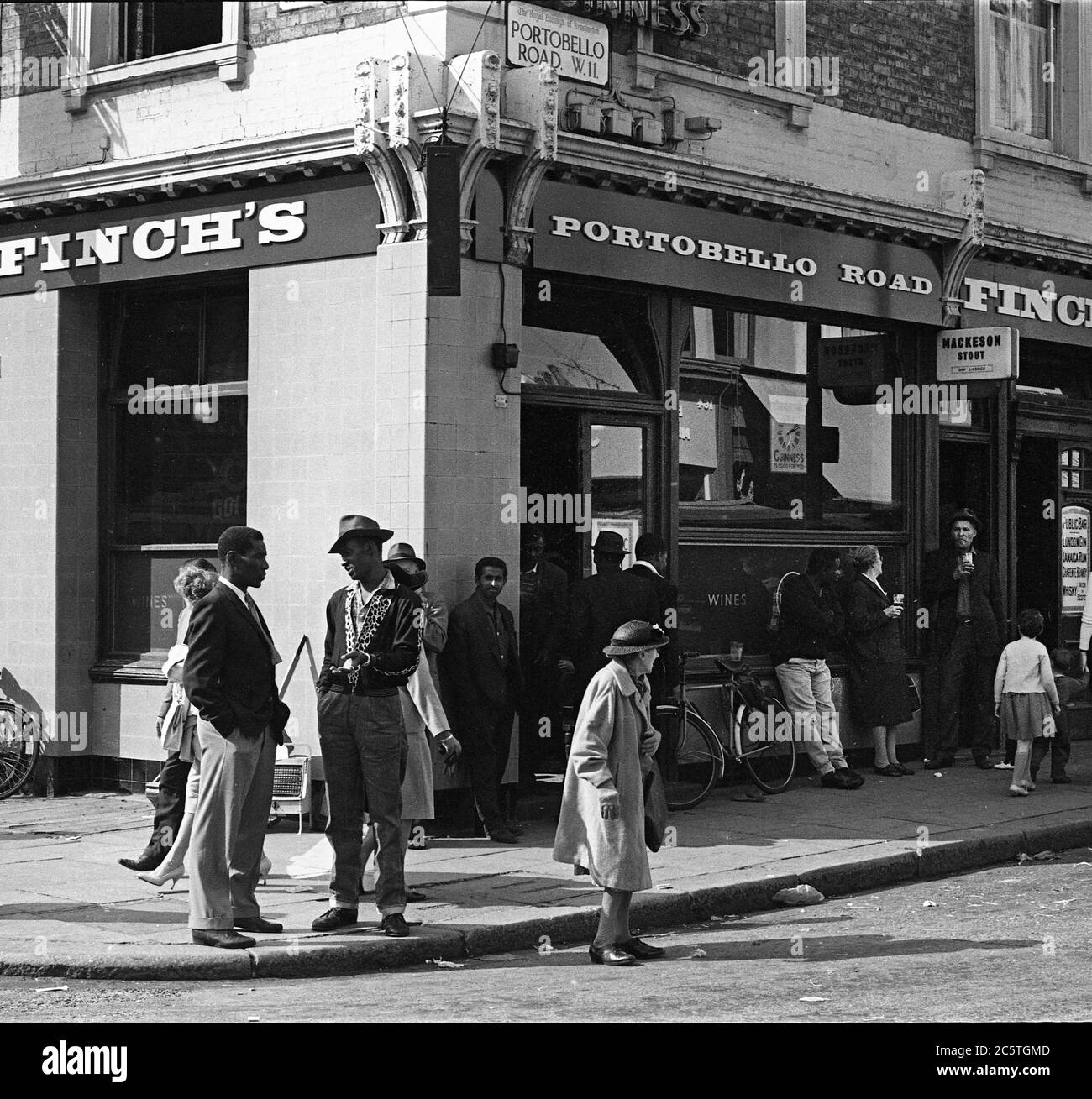 Londra, Portobello Road 1960 Busy Street scena fuori Finch's pub Foto Stock