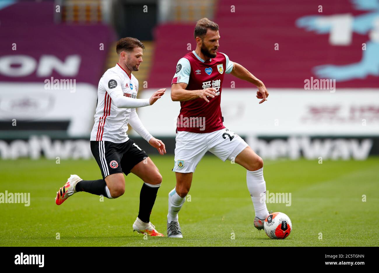 Erik Pieters di Burnley (a destra) e Oliver Norwood di Sheffield United (a sinistra) combattono per la palla durante la partita della Premier League a Turf Moor, Burnley. Foto Stock