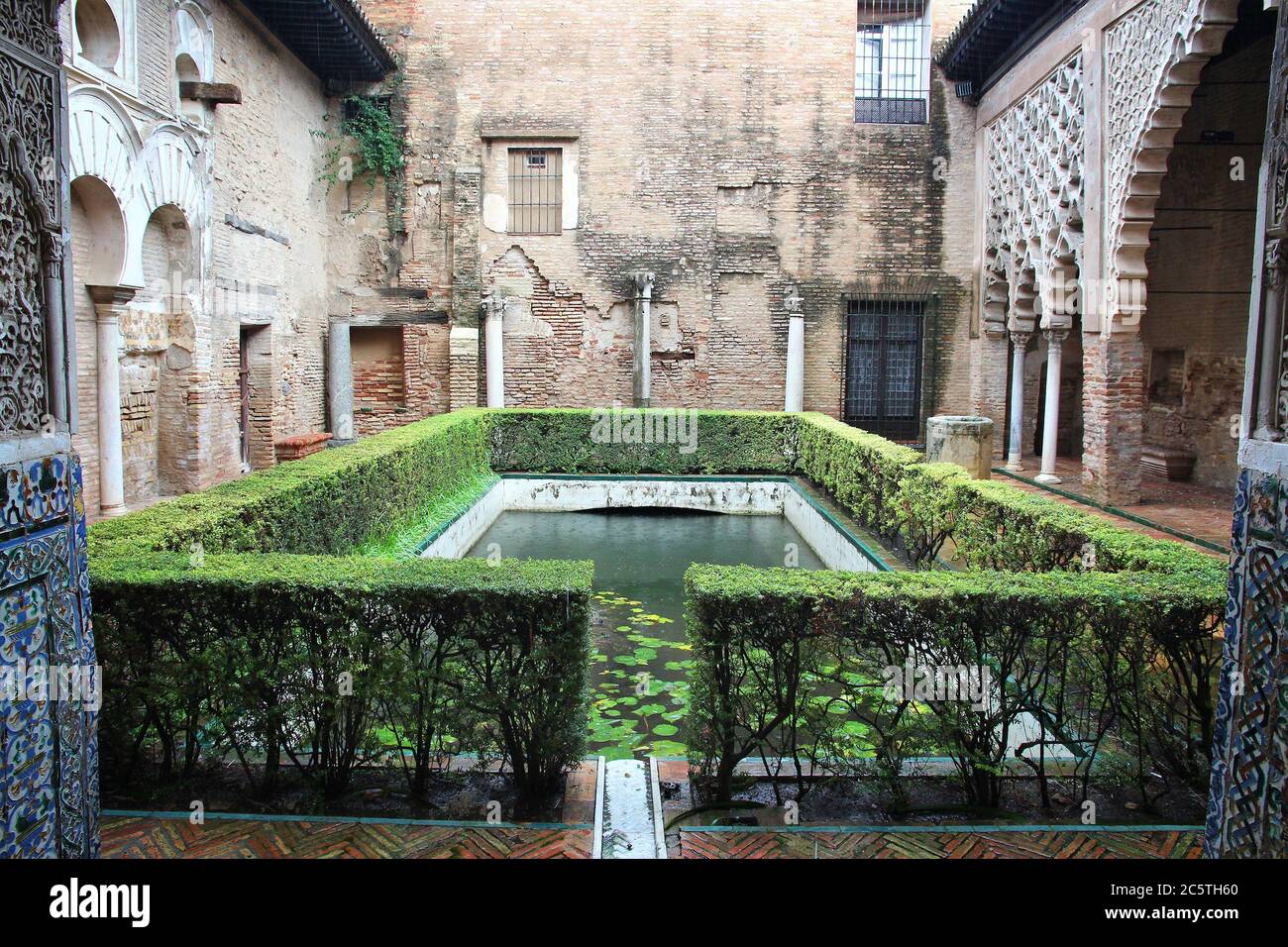 Alcazar Di Siviglia, Spagna. Patrimonio Dell'Umanità Dell'Unesco. Lavori in pietra intricati. Foto Stock