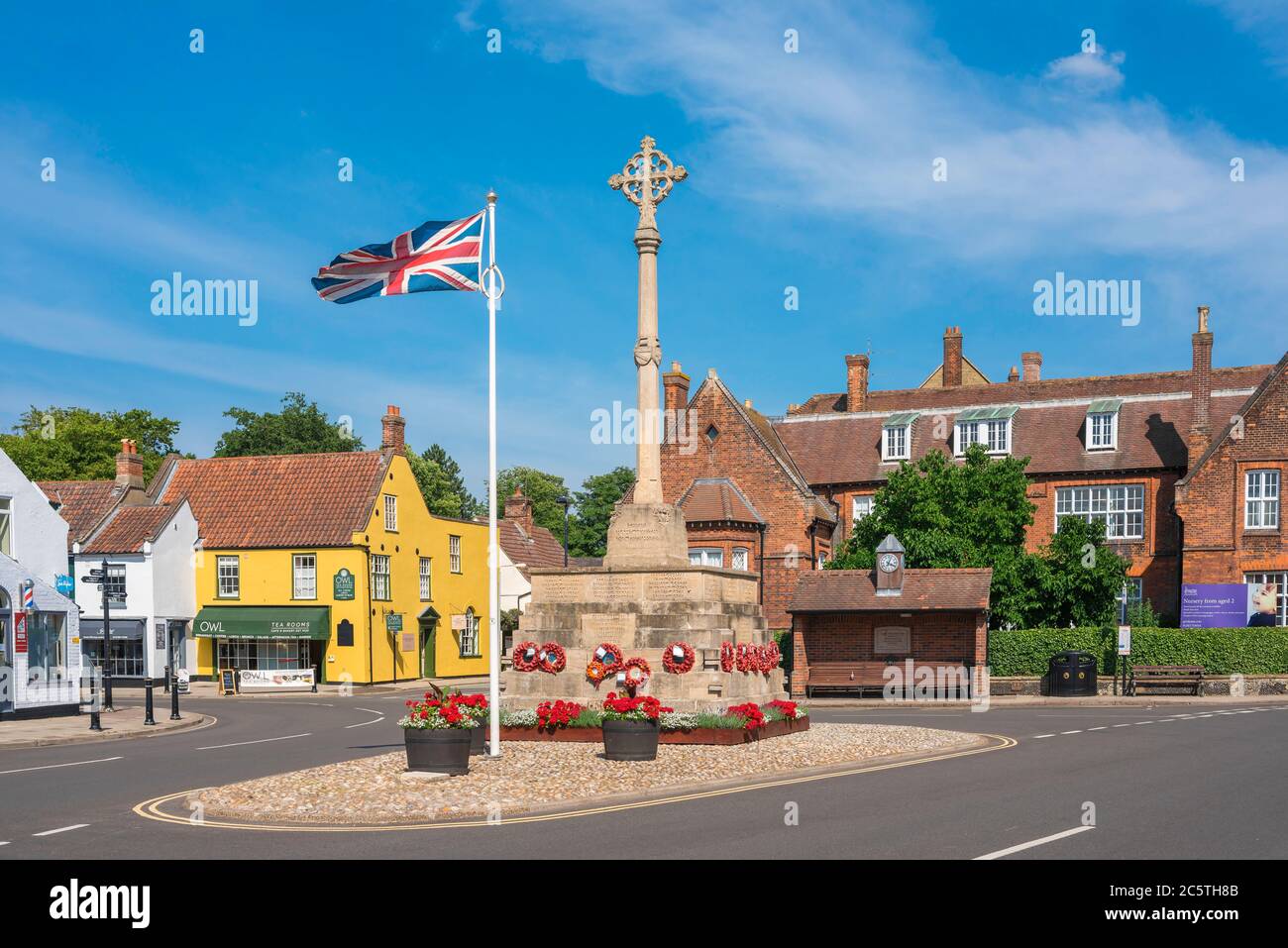 Holt Norfolk Inghilterra, vista in estate del Market Place nel villaggio di Holt che mostra il monumento alla guerra e (sul retro) la Gresham's School, Norfolk, Regno Unito Foto Stock