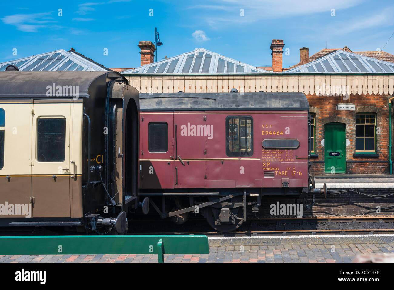 Vintage Railway, vista dei treni diesel d'epoca presso la North Norfolk Railway, una stazione ferroviaria d'epoca a Sheringham, Norfolk, East Anglia, Regno Unito Foto Stock