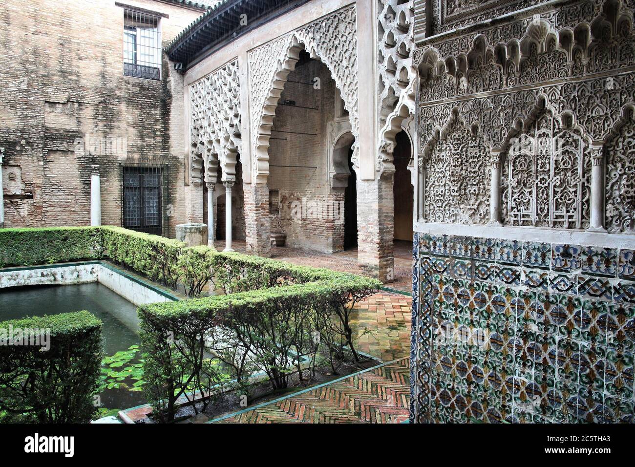 Alcazar Di Siviglia, Spagna. Patrimonio Dell'Umanità Dell'Unesco. Lavori in pietra intricati. Foto Stock