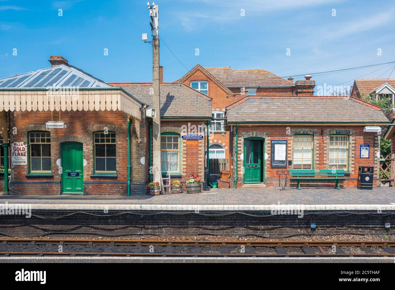 Sheringham Railway, vista della piattaforma e degli edifici della North Norfolk Railway, una stazione ferroviaria d'epoca a Sheringham, Norfolk, East Anglia, Regno Unito Foto Stock