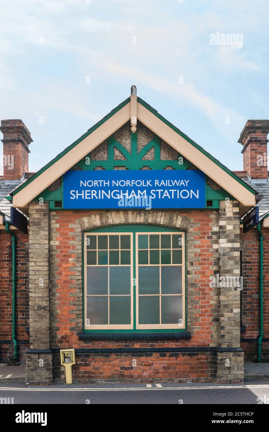 North Norfolk Railway, vista di un cartello su un edificio della North Norfolk Railway, una stazione ferroviaria d'epoca a Sheringham, Norfolk, East Anglia, UK Foto Stock