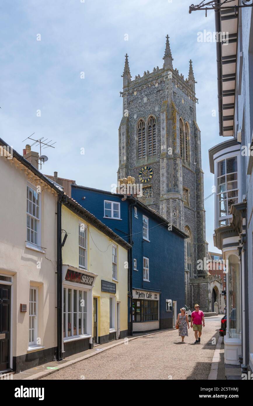 Cromer Street Norfolk, vista di una coppia matura a piedi in High Street nel centro della città di mare Norfolk del Nord di Cromer, East Anglia, Regno Unito Foto Stock