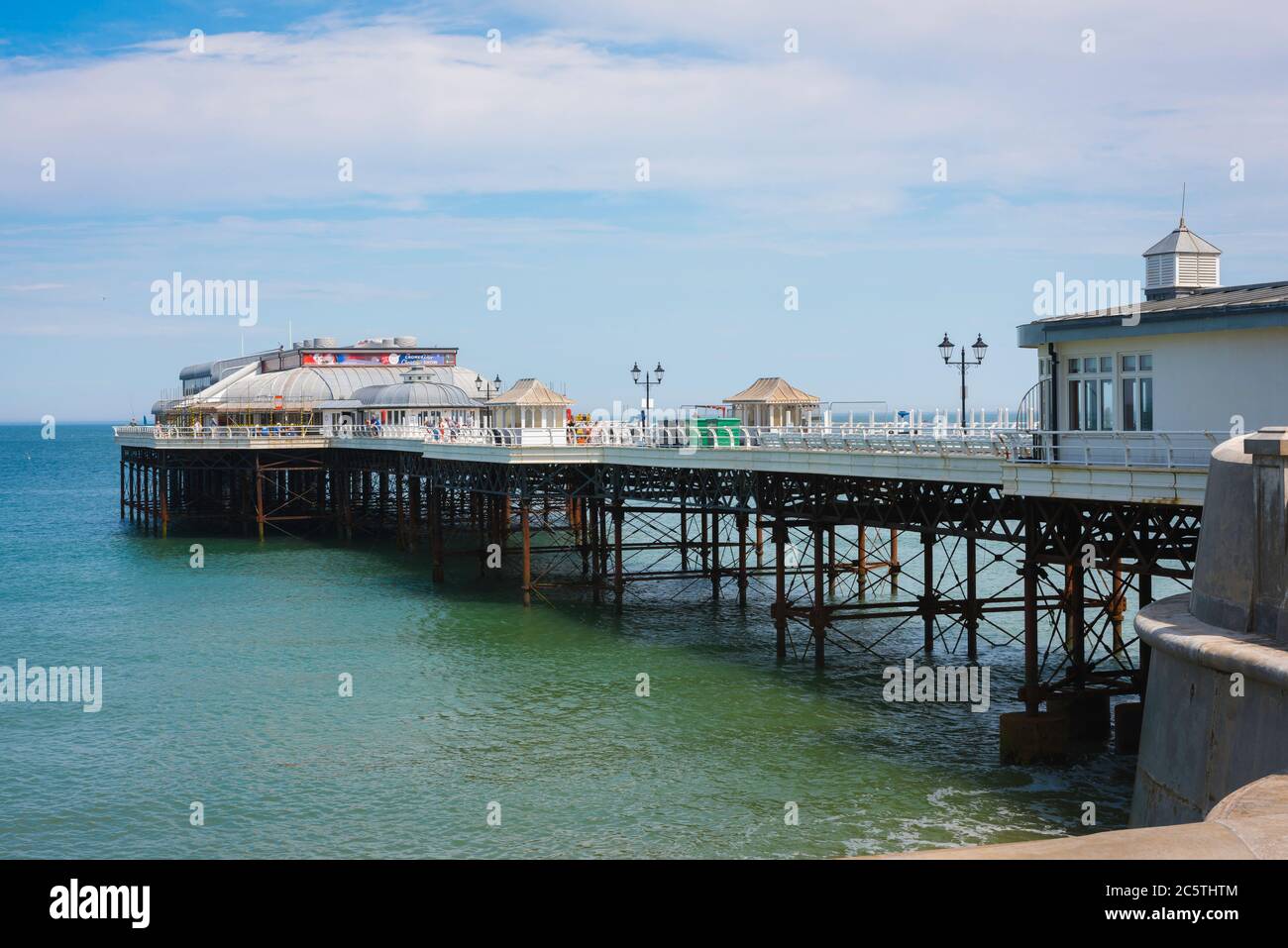 Pier Cromer Norfolk UK, vista estiva del Pavilion Theatre situato sul molo dell'epoca edoardiana nella città balneare di Cromer, Norfolk, Inghilterra, Regno Unito Foto Stock