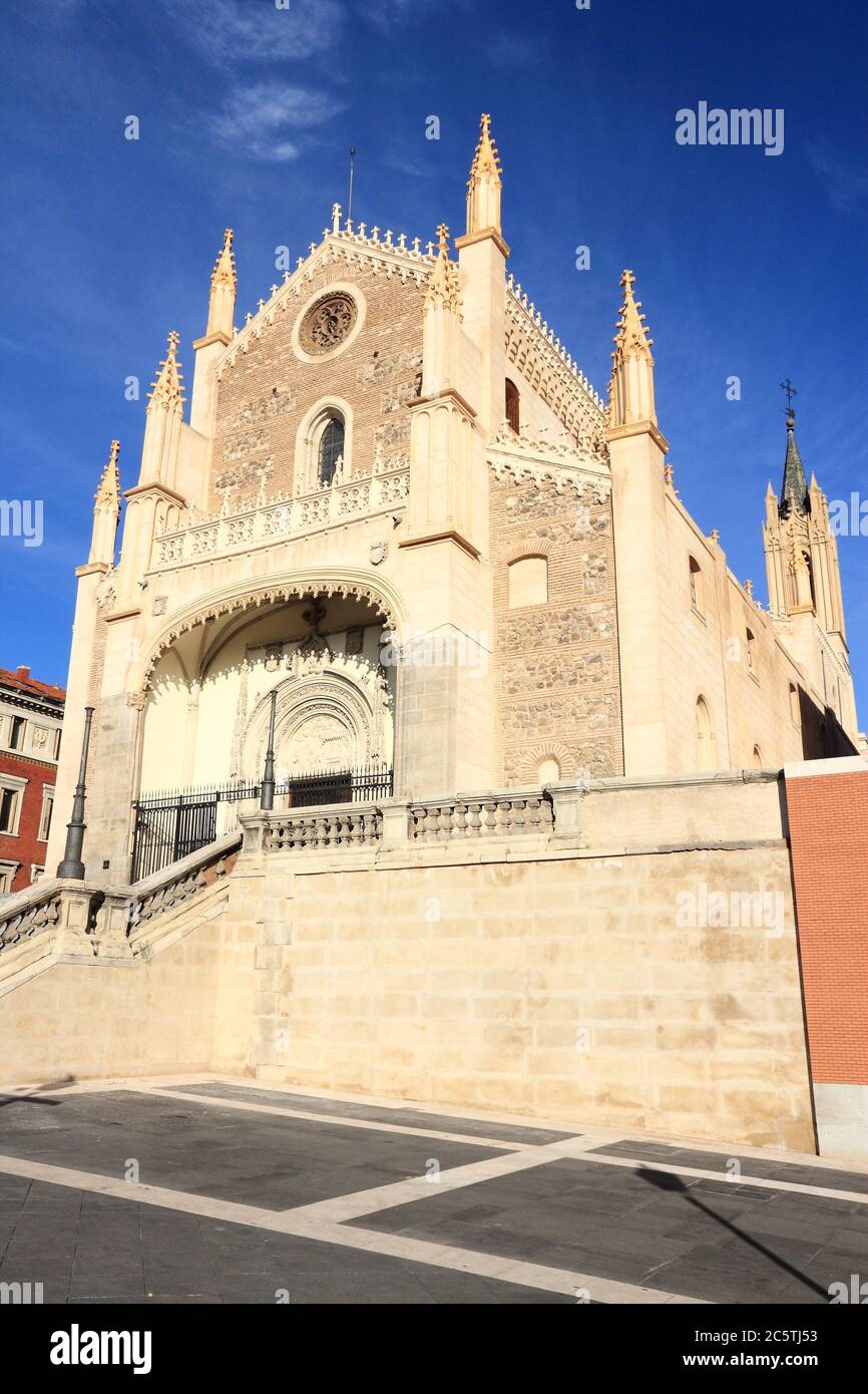 Chiesa di San Jeronimo a Madrid, Spagna. Architettura religiosa in stile gotico Isabellino alla luce del tramonto. Foto Stock