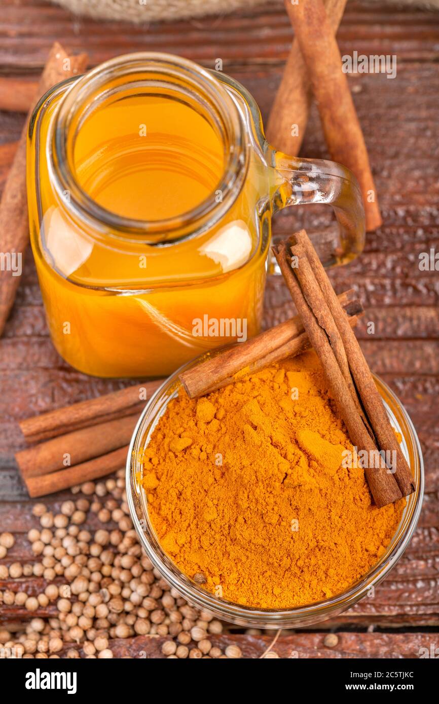 Bevanda disintossicante a base di curcuma, cannella e coriandolo Foto Stock