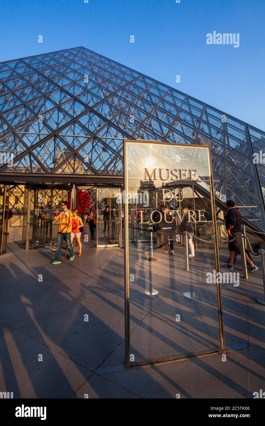 Il cartello d'ingresso al Museo del Louvre presso la Piramide di vetro, Parigi Foto Stock