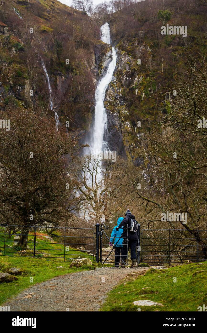 Camminatori sul sentiero per le cascate Aber, Galles Foto Stock