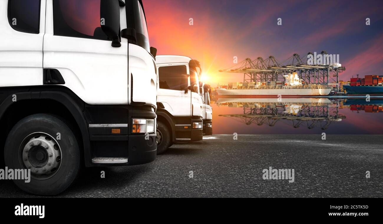 Trasporti di camion Import ed Export logistica industriale al crepuscolo cielo e container in background cantiere Foto Stock