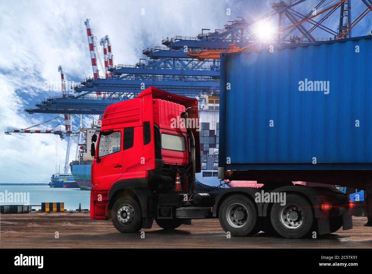 Trasporto di camion, importazione, esportazione logistica industriale con cielo bello e sfondo cantiere, Thailandia Foto Stock