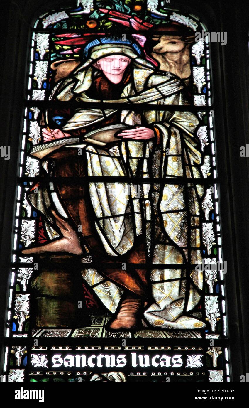 BIRMINGHAM, UK - 24 APRILE 2013: San Luca l'Evangelista su vetro colorato all'interno di St Martin nella chiesa dell'anello di Bull a Birmingham. La chiesa attuale Foto Stock