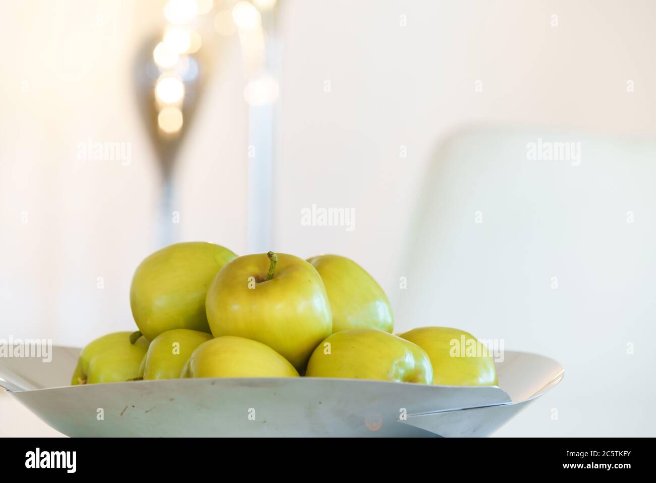 Mele Verdi in una ciotola Foto Stock