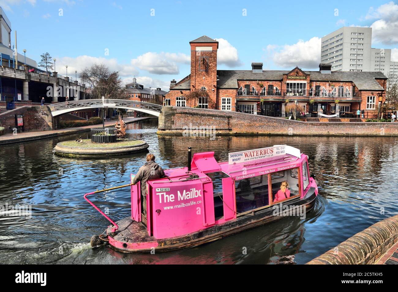 BIRMINGHAM, UK - 19 APRILE 2013: La gente ride una barca nella rete di canali di Birmingham, Regno Unito. Ci sono almeno 3.500 km di canali navigabili, fiumi e. Foto Stock