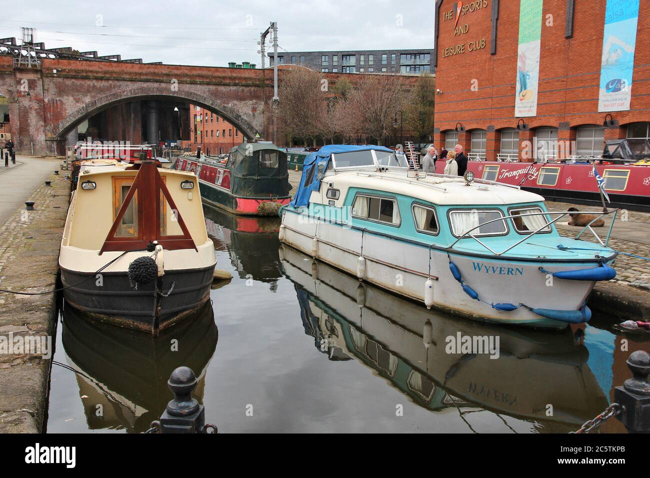 MANCHESTER, UK - 21 APRILE 2013: La gente visita la zona dei canali di Castlefield a Manchester, Regno Unito. Castlefield è un parco urbano patrimonio dal 1982. Foto Stock