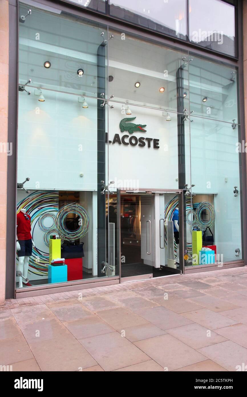 MANCHESTER, Regno Unito - 22 Aprile 2013: Lacoste fashion store a Manchester, UK. Lacoste è presente in 112 paesi. Essa esiste dal 1933 e ha 1.000 stor Foto Stock